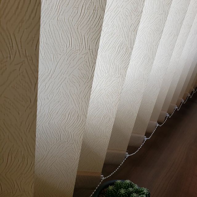 Takeer - ✨Get blind curtains in high quality, quality is our priority 
..
✨Vertical blinds Applied in 
-Home✅
-Hotel✅
-Office✅
-Restaurants✅
-Coffee bar✅ 
-...