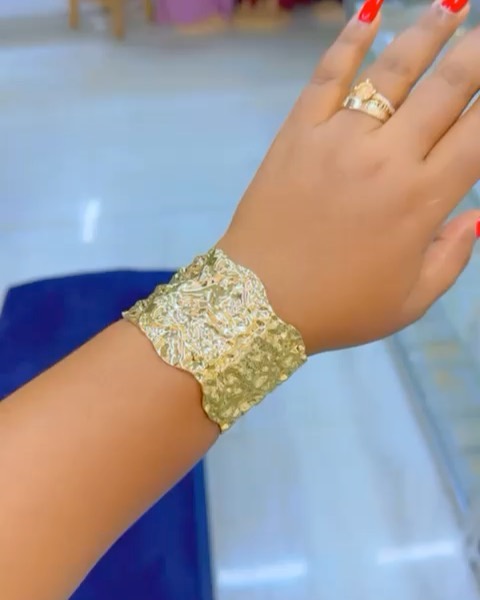 Takeer - Hellow Maboss zangu 
BANGLES NEW STOCK🔥🔥
Hizi bangles wallah ni Za moto sana Gold yake unayoiona kweny picha ndo unayokutana nazo live,Ni nzito v...