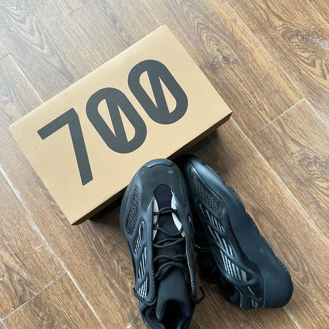 Takeer - Adidas Yeezy 700 v2 available 
.
Size 46
.
☎️.
📍kijitonyama near Blackwood apartments