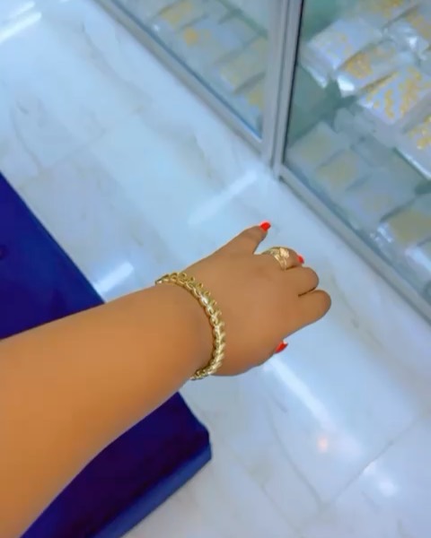 Takeer - Hellow Maboss zangu 
BANGLES NEW STOCK🔥🔥
Hizi bangles wallah ni Za moto sana Gold yake unayoiona kweny picha ndo unayokutana nazo live,Ni nzito v...