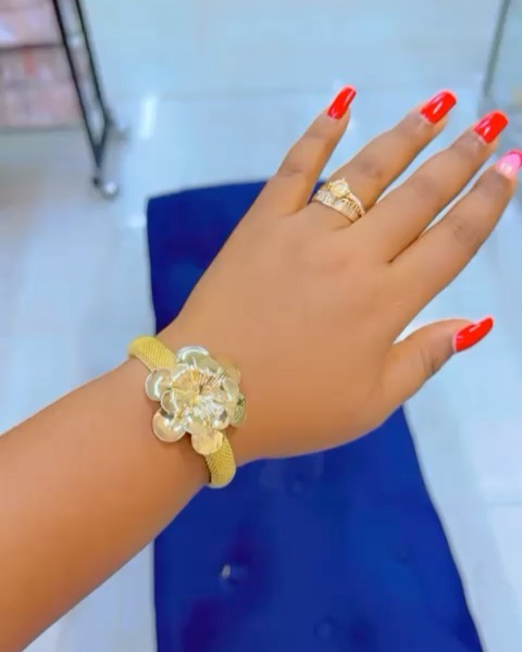 Takeer - Hellow Maboss zangu 
BANGLES NEW STOCK🔥🔥
Hizi bangles wallah ni Za moto sana Gold yake unayoiona kweny picha ndo unayokutana nazo live,Ni nzito v...