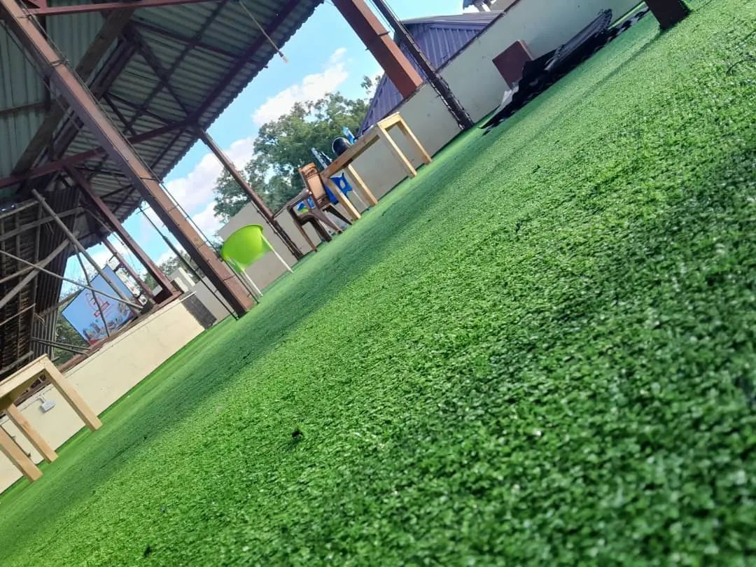 Takeer - QUALITY ARTIFICIAL GRASS CARPET 
Ni nyasi bandia nzuri sana inayotumika kuweka kwenye Garden, Dukani, Kumbi za starehe inaleta muonekano mzuri sana...