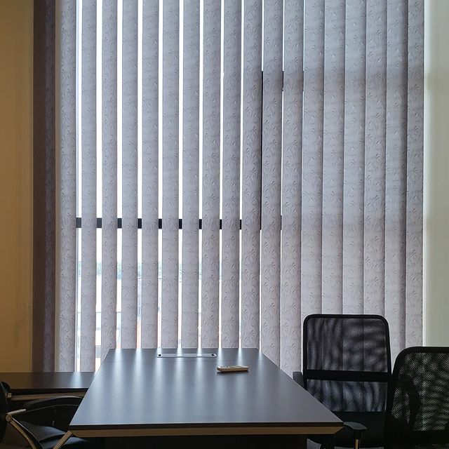 Takeer - ✨Get blind curtains in high quality, quality is our priority 
..
✨Vertical blinds Applied in 
-Home✅
-Hotel✅
-Office✅
-Restaurants✅
-Coffee bar✅ 
-...