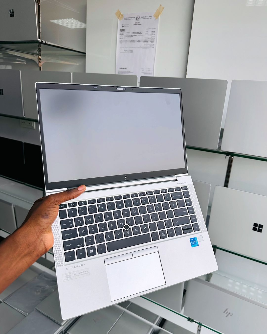 Takeer - HP ELITEBOOK 840 g8
Core i7..11th gen

Processor 3.0ghz

Ram : 32GB 
Storage SSD : 512GB 

Screen size 14
Screen resolution 1080X

Battery 🔋 6hrs
...