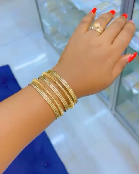 Takeer - Hellow Maboss zangu 
BANGLES NEW STOCK🔥🔥
Hizi bangles wallah ni Za moto sana Gold yake unayoiona kweny picha ndo unayokutana nazo live,Ni nzito v...