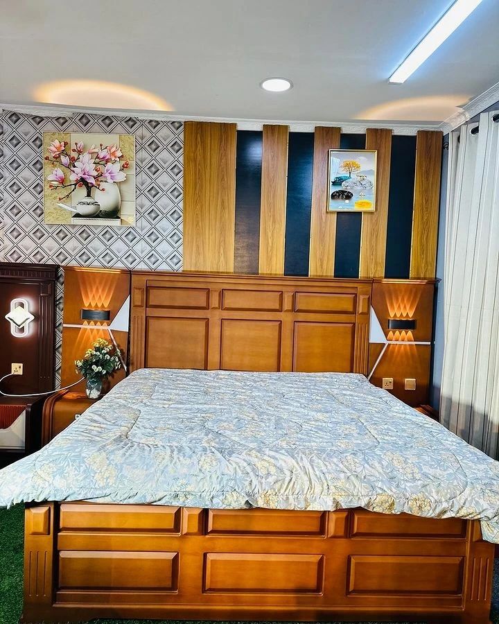 Takeer - Zingatia Ubora na finishing 🥰 
Kitanda hicho 5 x 6 plus Bedside 2 
Bei = 980.000 📌 fixed cash 

Fika Dukani kwetu au Piga simu uletewe mpaka nyum...