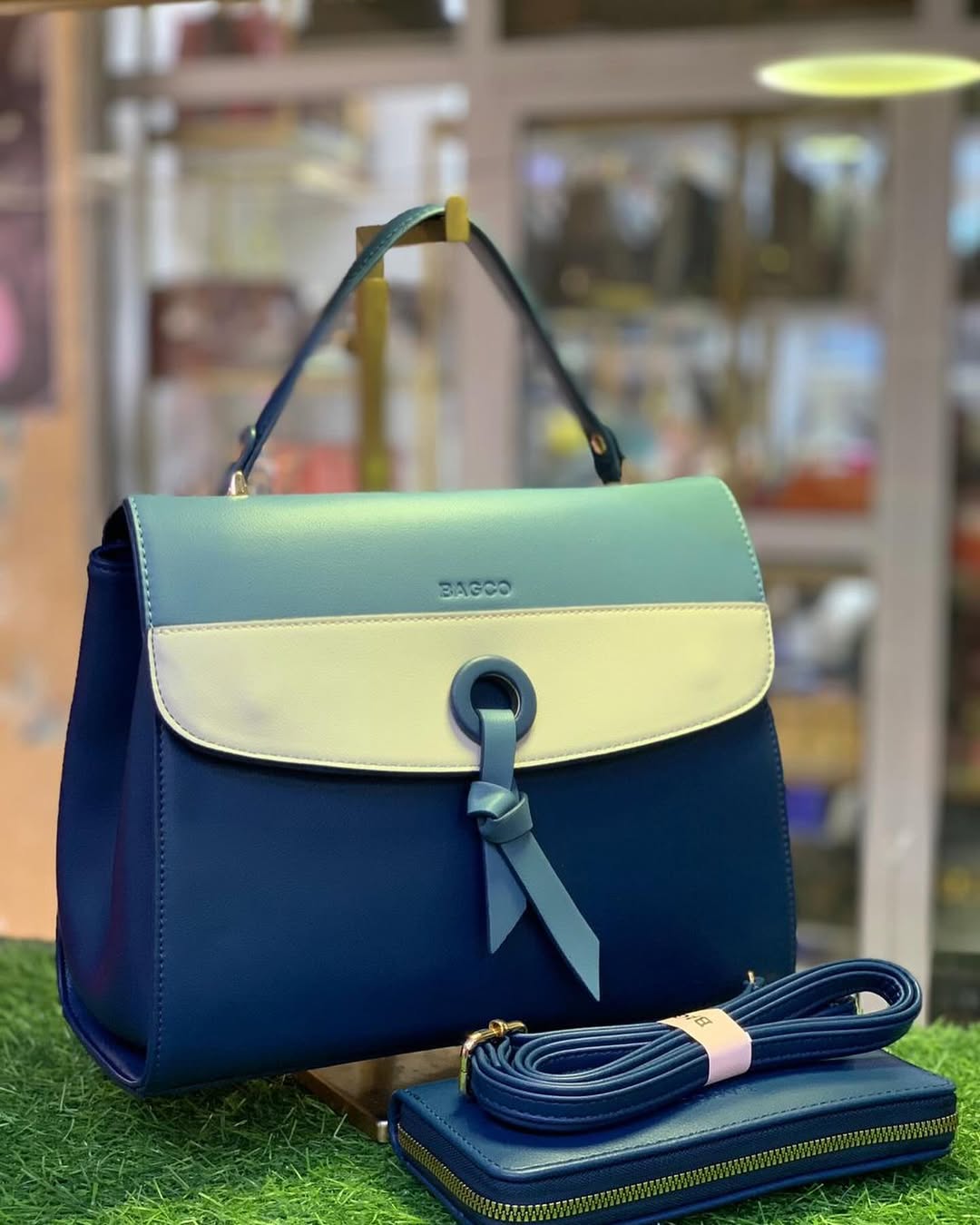 Takeer - Handbag nzuri sana😮‍💨🔥
Size medium ina wallet 
Price 65,000