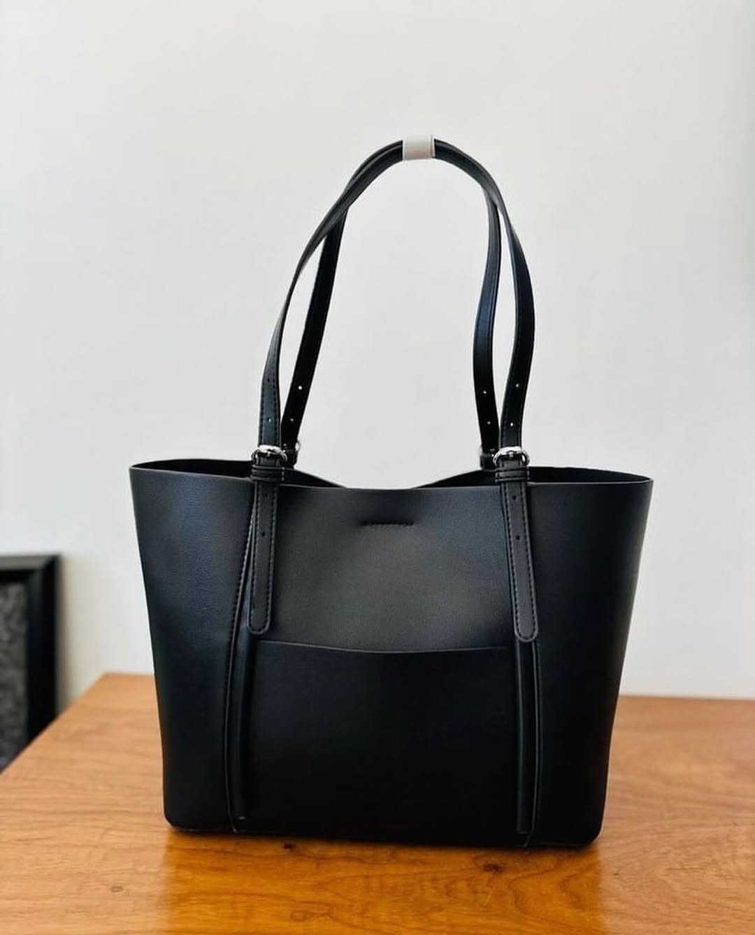 Takeer - Handbag nzuri sana ina mtoto wake🔥😮‍💨
Size large 
Price 60,000