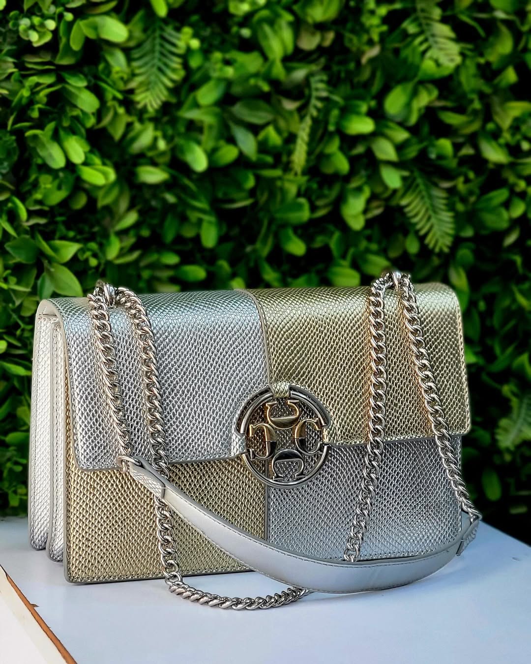 Takeer - Handbag nzuri sana ina wallet 🔥😮‍💨
Size medium 
Price 65,000