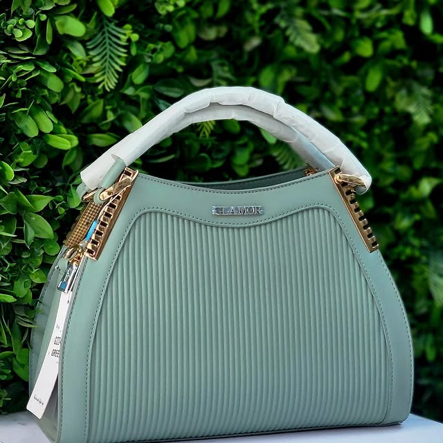 Takeer - Handbag kali mnoo quality mkataba🔥😮‍💨
Size medium ina mkanda mrefu
Price 55,000