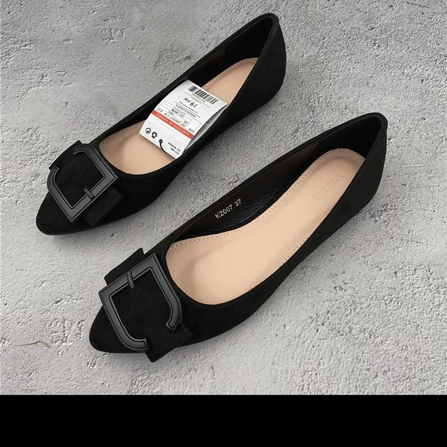 Takeer - Flat shoes available size 36-41
Dm/call/whtsp Tunapatikana mwenge sokoni mtaa wa nyuma ya jamirex hotel