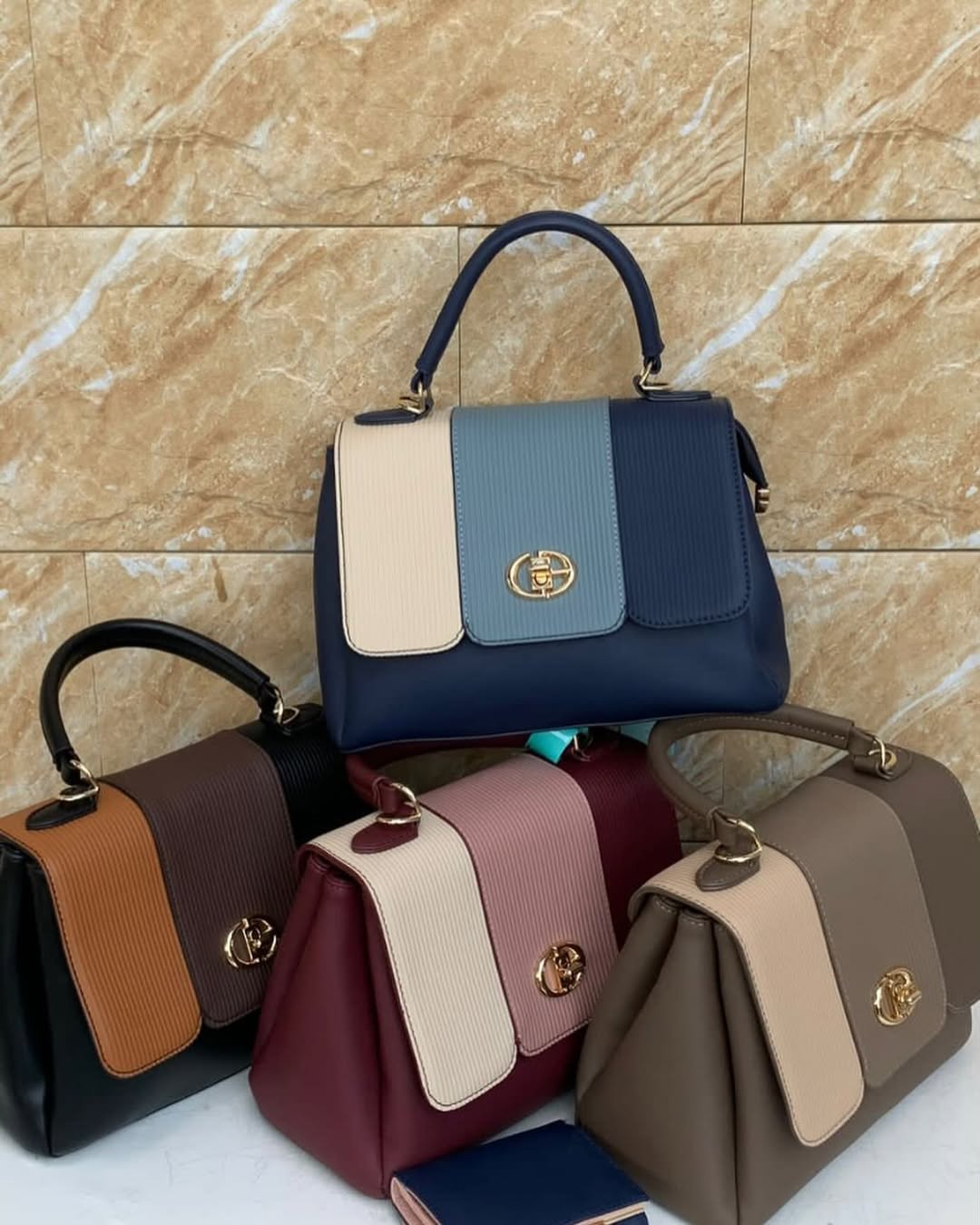 Takeer - Handbag nzuri sana ina wallet🔥😮‍💨
Size medium 
Price 70,000