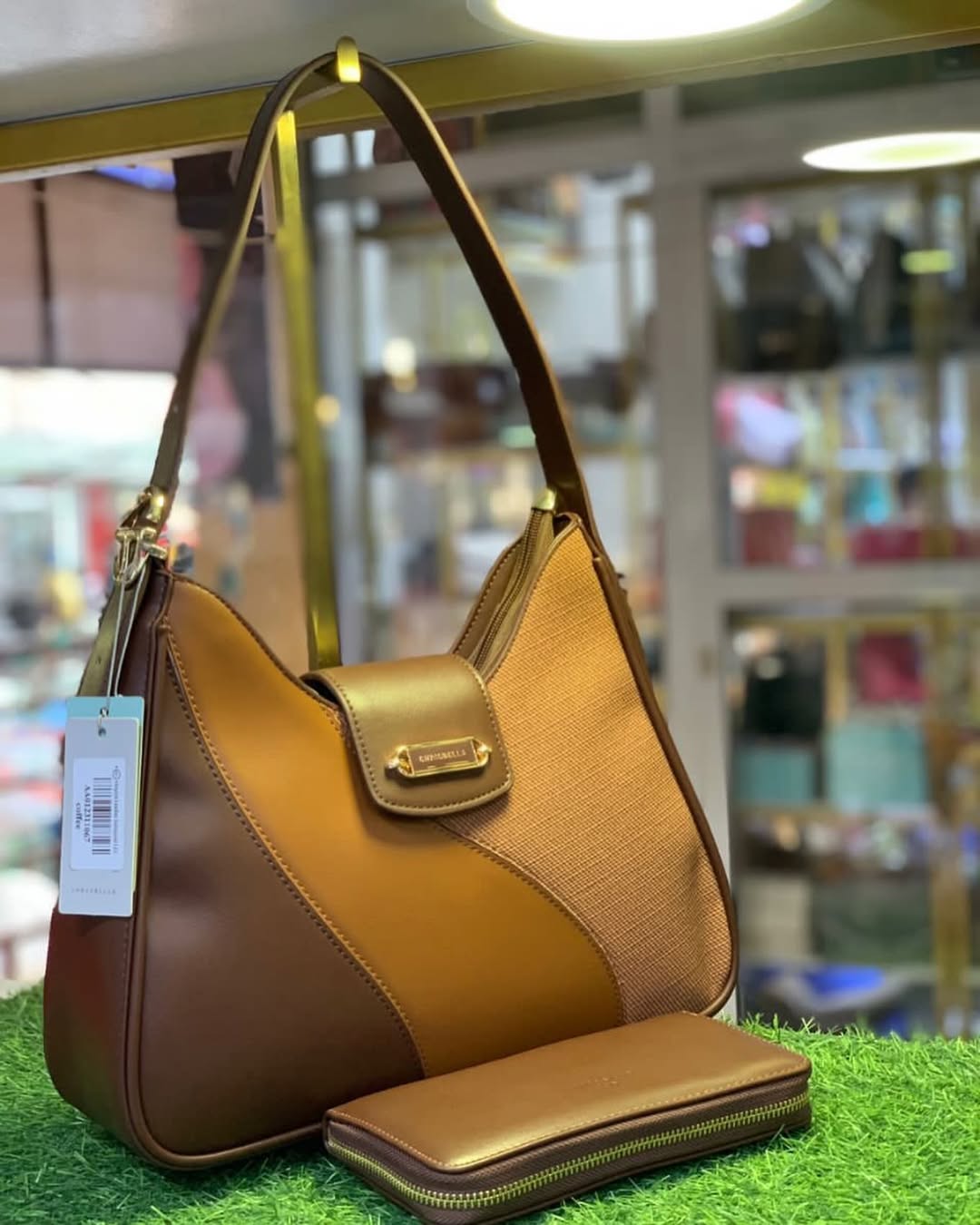 Takeer - Handbag nzuri sana ina wallet 😮‍💨🔥
Size medium 
Price 70,000