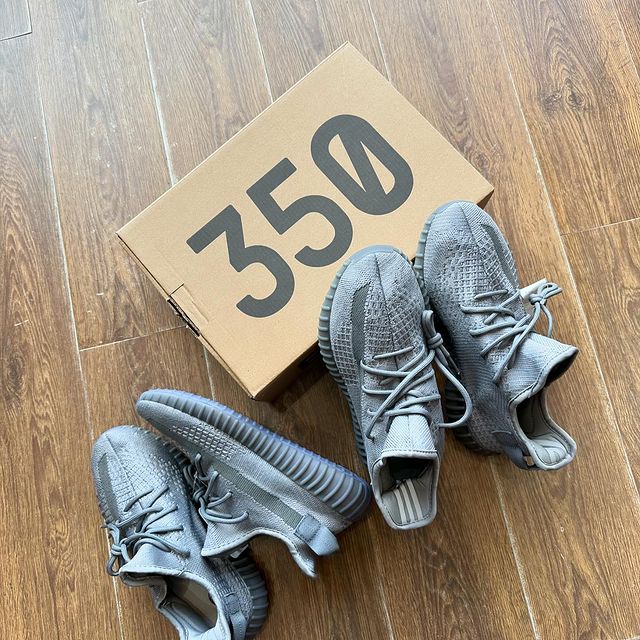 Takeer - Yeezy 350 available
.
Size 39-45
.
☎️.
📍kijitonyama near blackwood apartments