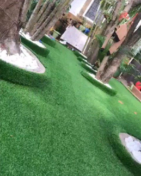 Takeer - QUALITY ARTIFICIAL GRASS CARPET 
Ni nyasi bandia nzuri sana inayotumika kuweka kwenye Garden, Dukani, Kumbi za starehe inaleta muonekano mzuri sana...