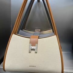 Takeer - Handbag nzuri sana 🔥😮‍💨
Size medium ina wallet
Price 70,000