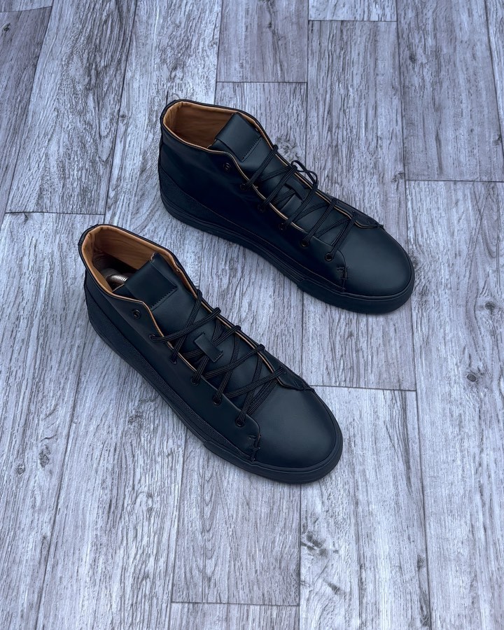 Takeer - Size 43 uk9 available  
Dm/call/text: