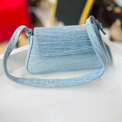 Takeer - DENIM HANDBAG ✅
THREE DIFFERENT COLORS 
Price: 28,000/-