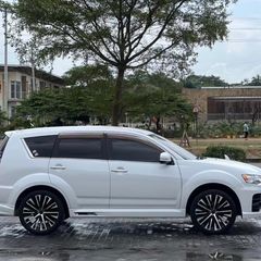 Takeer - 20" wheels on pearl white Outlander done by us 