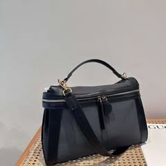 Takeer - Handbag nzuri sana😮‍💨🔥
Size large ina space ya kutosha
Price 65,000