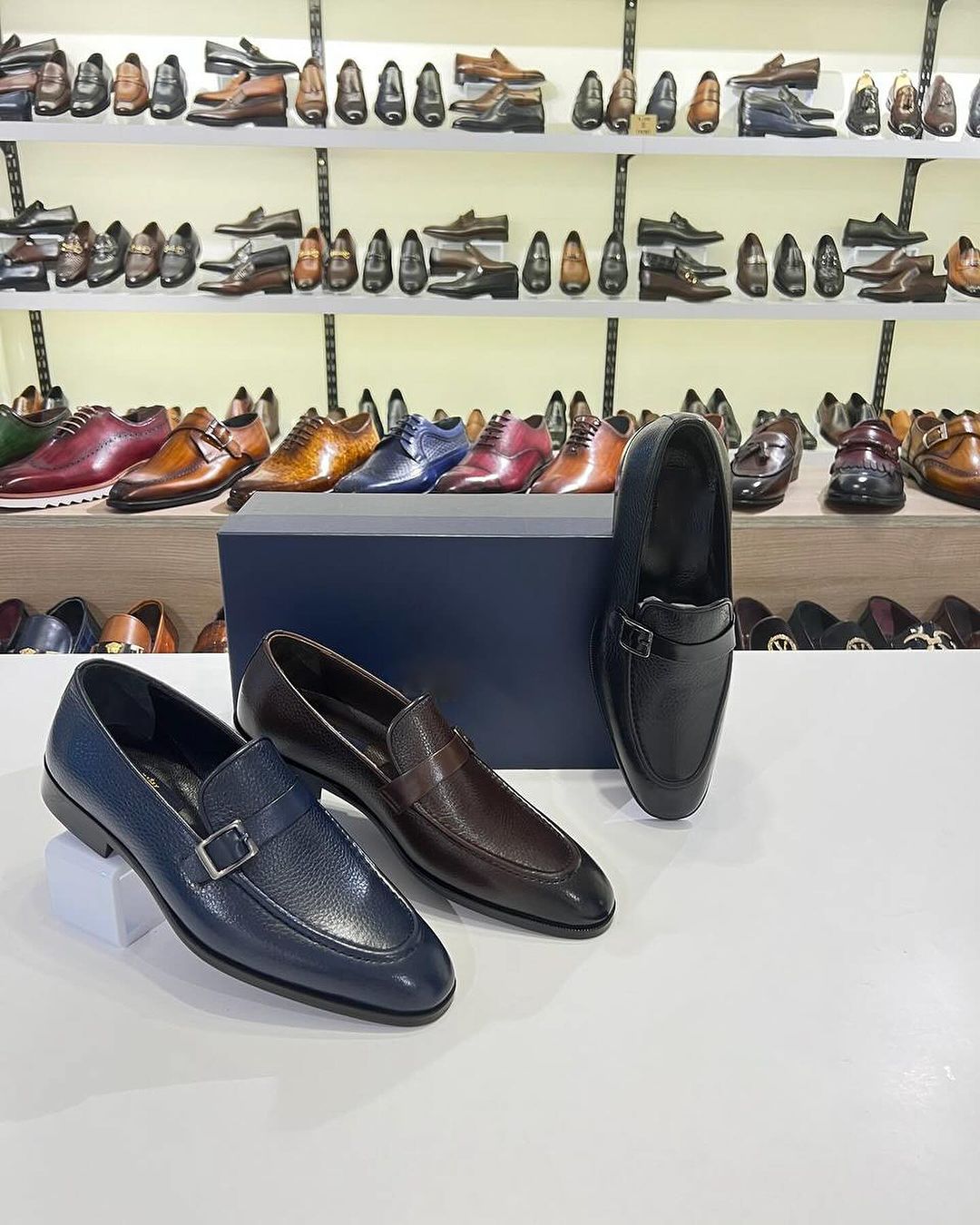 Takeer - BOSSMAN SHOES
BROWN SIZE: 39, 40, 42, 45 & 46
BLACK SIZE: 39, 42, 43 & 45
DARK BLUE: SOLD OUT ❌
Price: 235,000
Unique Design, very comfortable, Pre...