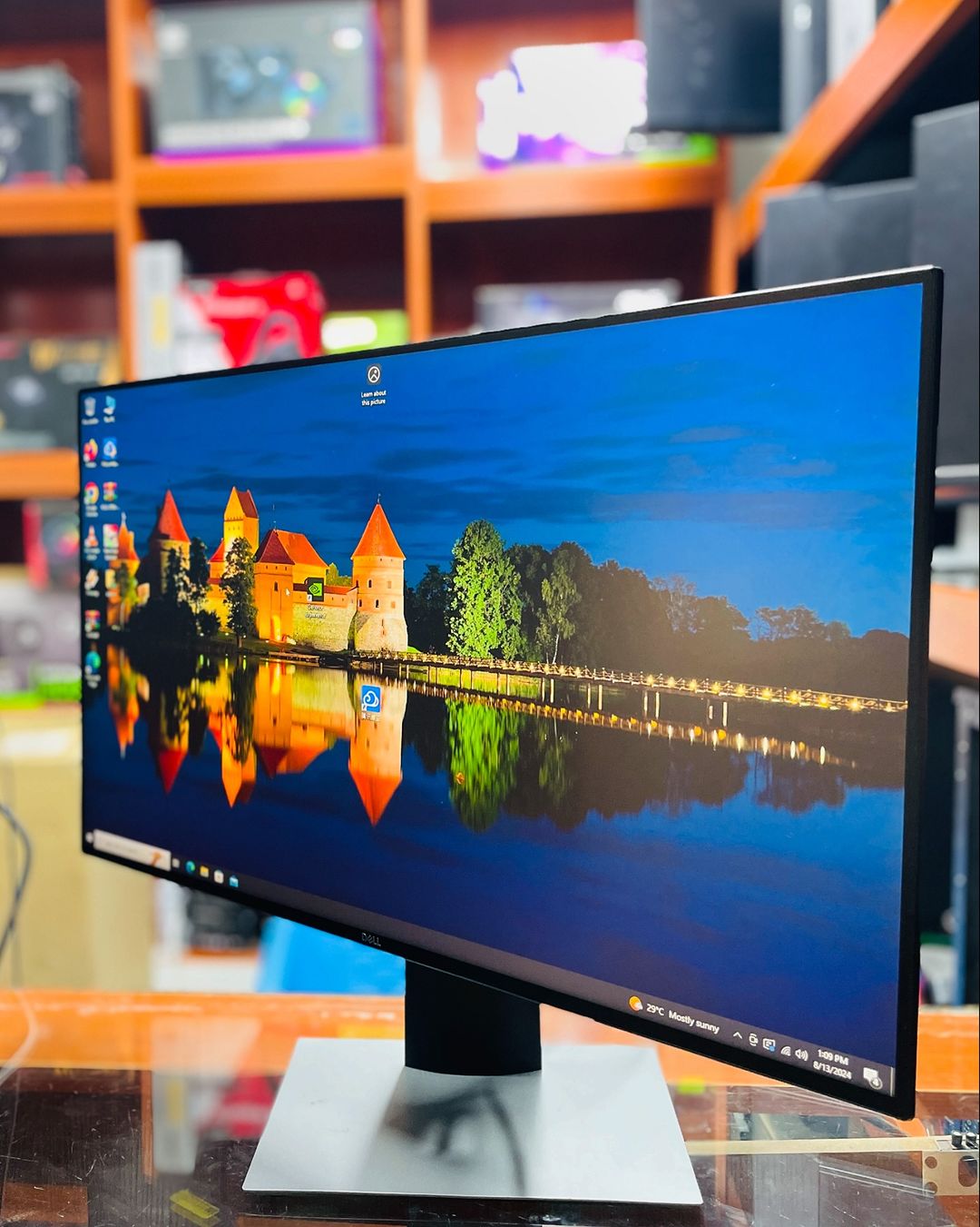 Takeer - Dell Ultrasharp
Model:U2421HE
IPS 24” (Frameless)
1920x1080p Resolution
Inputs:👇🏾
HDMI Port 
Dual Display Port
Type C thunderbolt port
2.4GHz Eth...