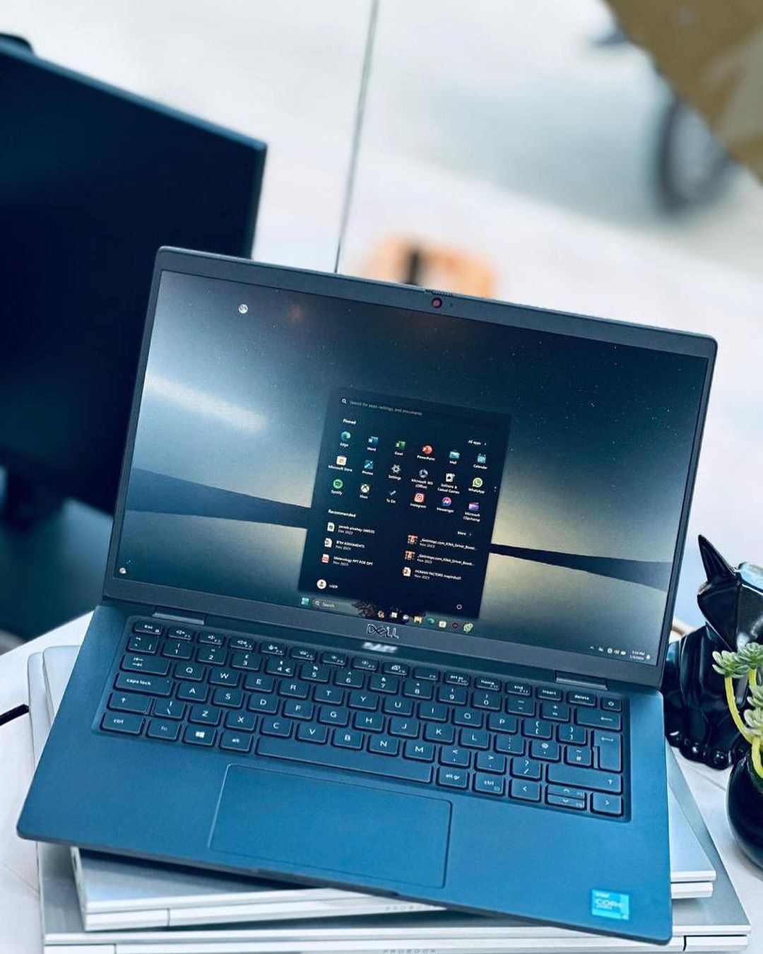 Takeer - Dell LATITUDE 7320

🔸 *PROCESSOR*: 
Core i5, Processor 2.5GHz base speed
11th generation Intel 

🔸 *OPERATING SYSTEM*: 
Windows 11 Pro (64-bit)

...