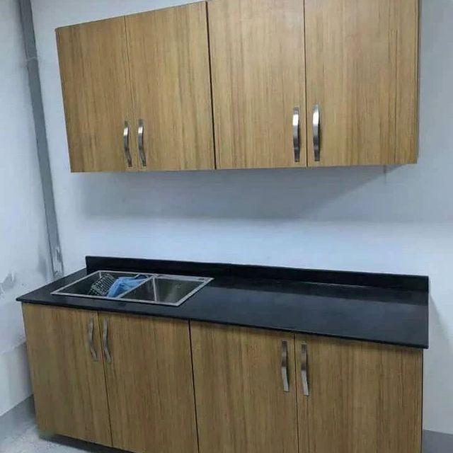 Takeer - Kitchen cabinets 🔥 milango minne Unalipata kwetu kwa kila rangi uipendayo kwa Bei na fuu sana

Kitchen ya juu = 300.000
Chini full na sink = 400.0...