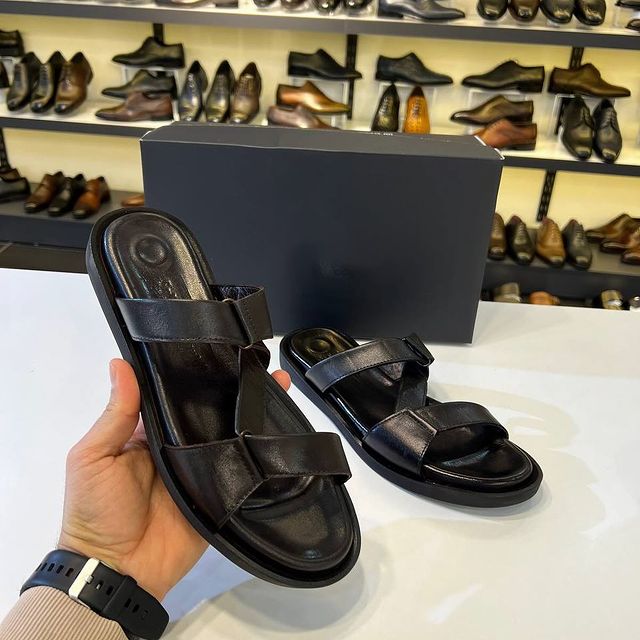 Takeer - BOSSMAN SHOES
BLACK SIZE: 43 & 46
BROWN SIZE: SOLD OUT ❌
Price: 170,000
Unique Design, very comfortable, Premium Quality
Call/Whatsapp: or Location...