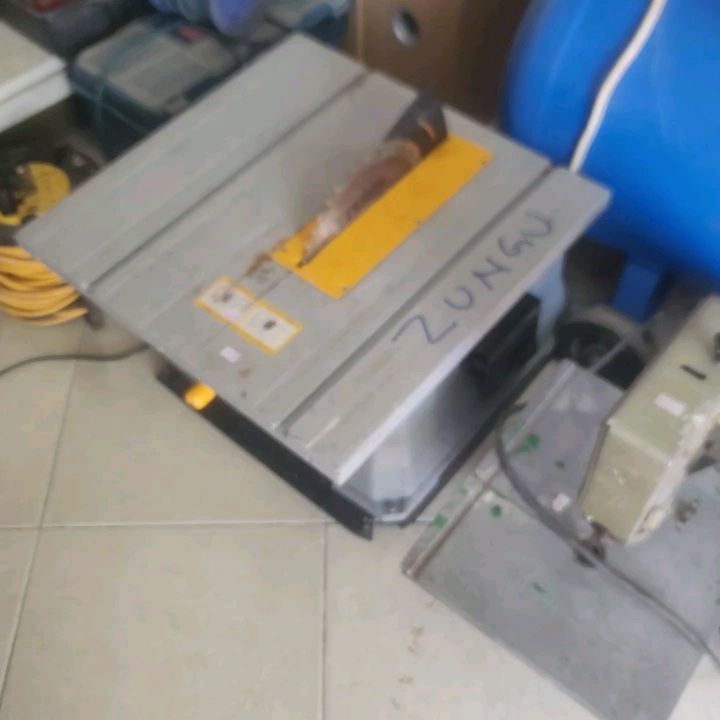 Takeer - TITAN BENCH SAW 10 
1500W 4500RPM Inapanda kukata mpaka 80mm na inalala bevel kukata mpaka 55mm. Mashine iko vizuri kabisa ila haina geji tu
Bei 480,