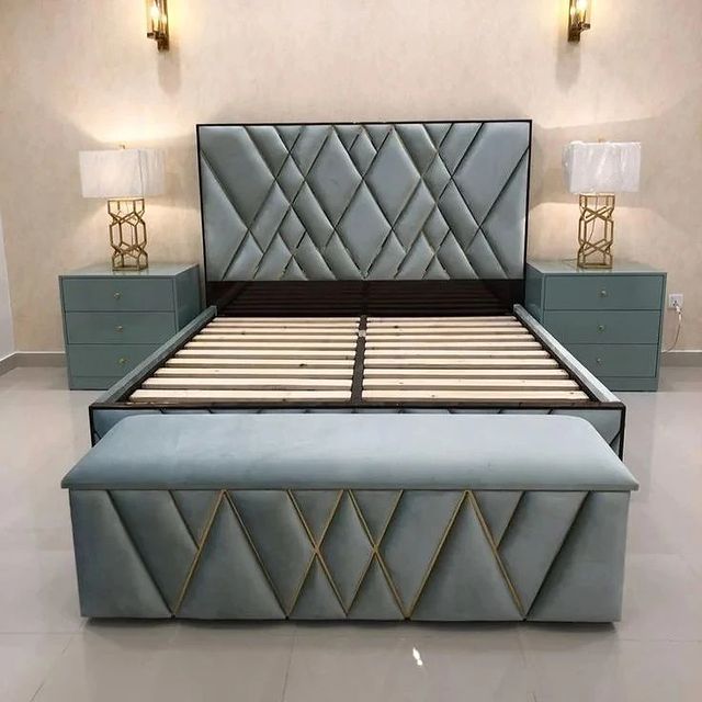 Takeer - Kitanda hicho 5 x 6 plus Bedside 👍🏻 full kama kilivyo hapo Yaan kila kitu...🤗😍❤️

Bei Laki = 900.000 
📌 Fixed cash 

Zingatia Ubora na finishi...