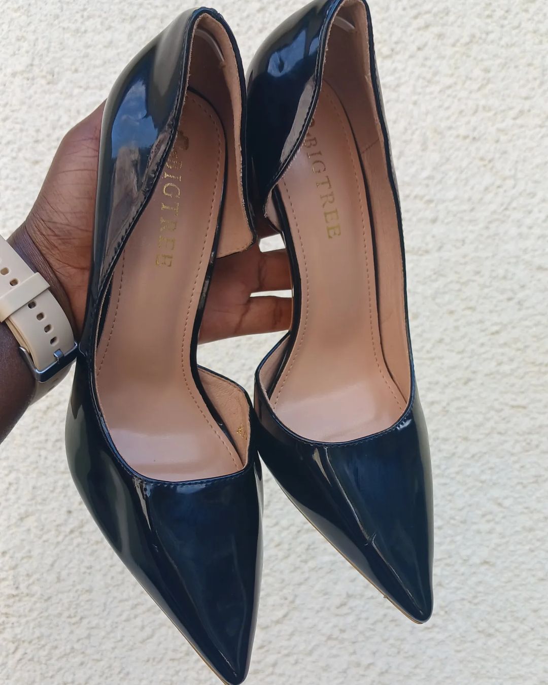 Takeer - * SOLD 
* Size: 37
* Price: 35,000/=
* Location: Tabata Segerea 
* Call/text/WhatsApp: 