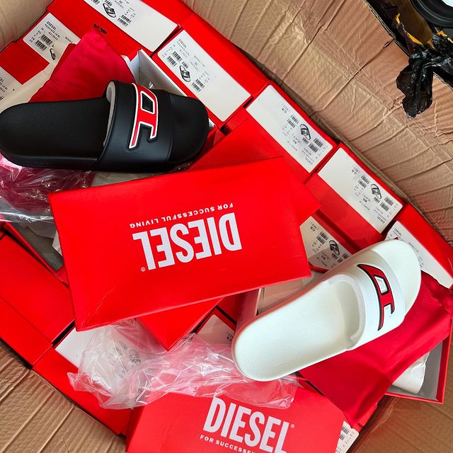 Takeer - Diesel slides
.
Size 39-45
.
📞(Calls/Whatsapp)
.
📍Kijitonyama near blackwood apartments