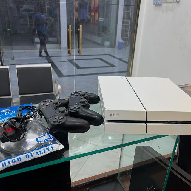 Takeer - PS4 FAT 

TWO CONTROLLERS

7 games installed

PRICE: 550,000/-