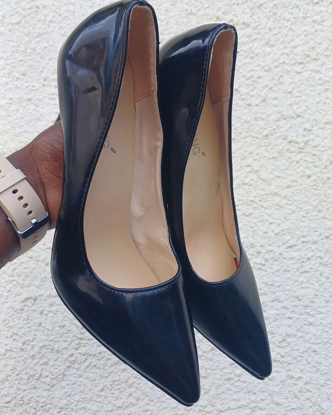 Takeer - * SOLD 
* Size: 39
* Price: 35,000/=
* Location: Tabata Segerea 
* Call/text/WhatsApp: 