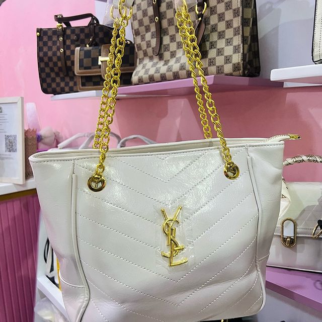 Takeer - Quality handbag space ya kutosha ndani😍
Size: Large
27,000/= jumla
30,000/= reja
Colours: White and Silver

Tupo Sinza kumekucha Pr Complex
Tunafa...