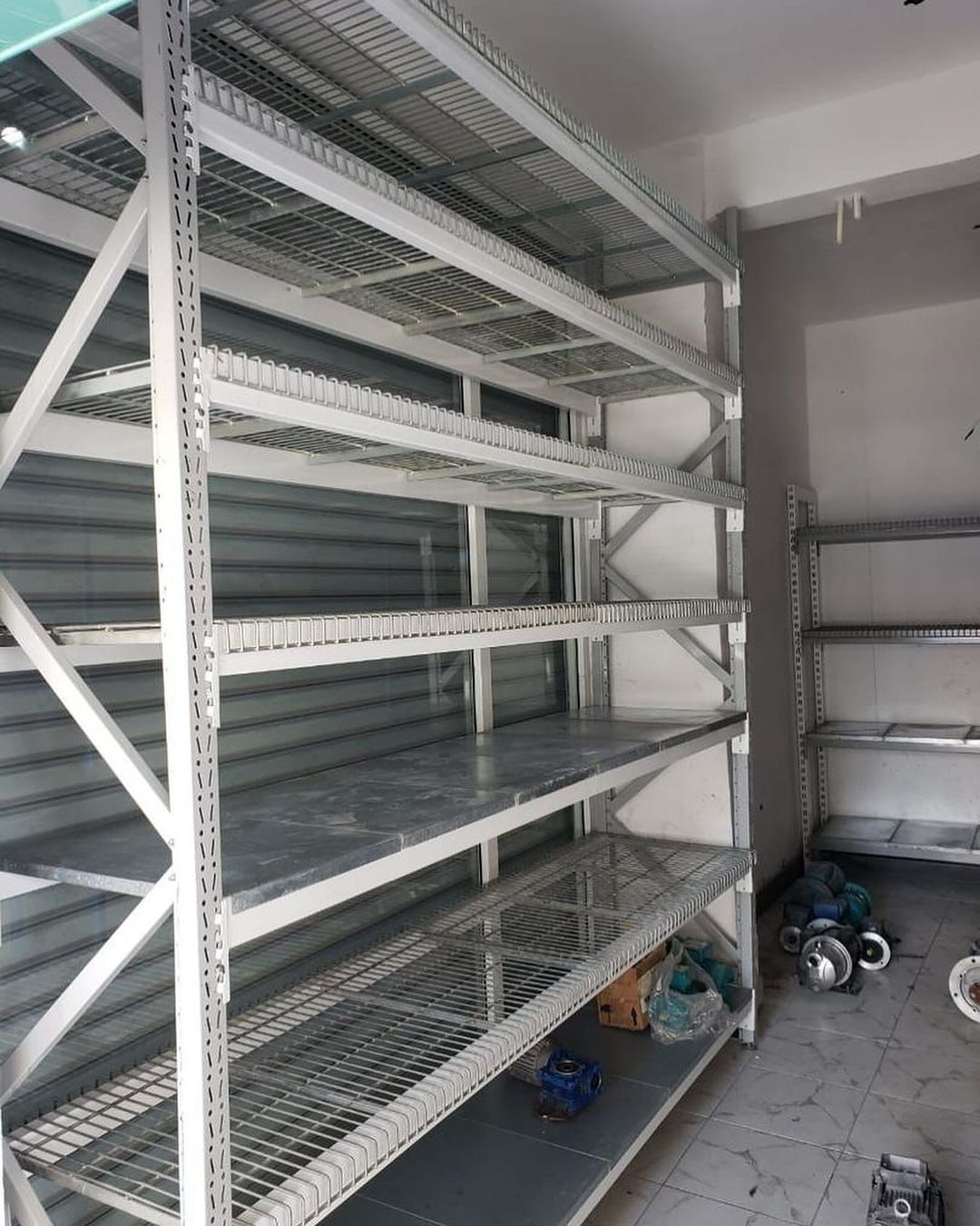 Takeer - Heavy Duty Shelves 
Urefu 230-300cm
Upana 250cm
Kimo 60cm

Zinabeba kilo 600 kwenye kila level 1...jumla 2400kg.

📲Phone & WhatsAap 🗺️Our Showroo...