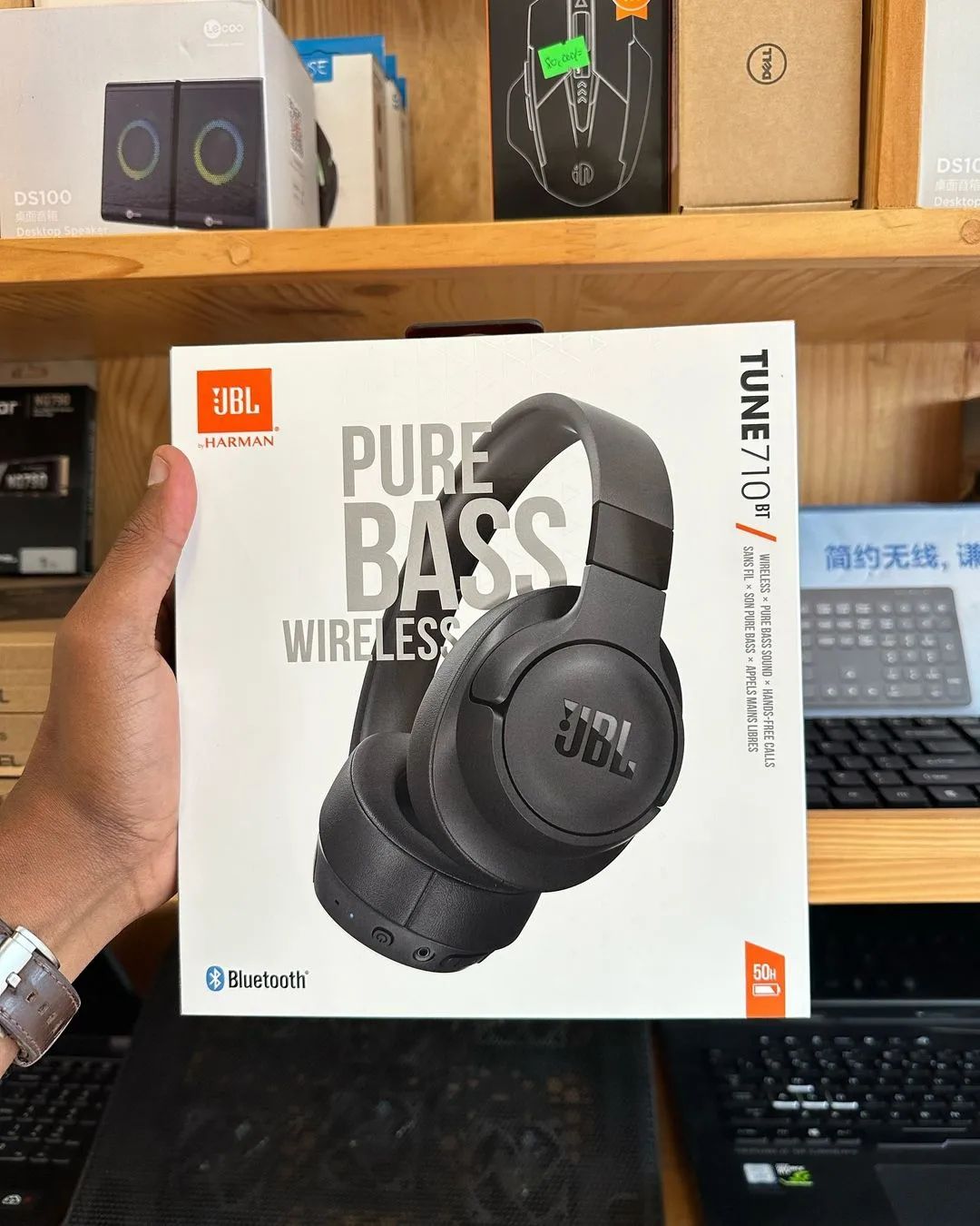 Takeer - JBL Tune 710BT Wireless, 50 Hours Battery 

  FEATURES 
•Hands-free calls and Voice Assistants 
 -Easily control your sound, manage your calls  and...