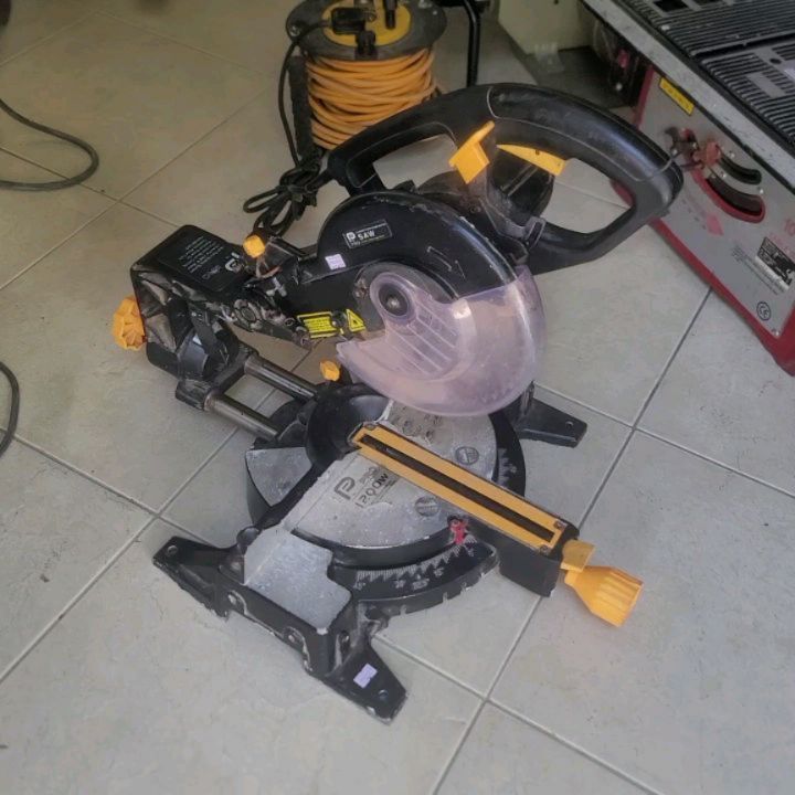 Takeer - SOLD ❌️SOLD ❌️IMEUZWA 
Performance Pro Sliding Mitre Saw 
1200W 4200RPM Disk 210mm 
Inakata 60mm by 200mm straight Cut. Msumeno wa Mbao, Mashine ba...