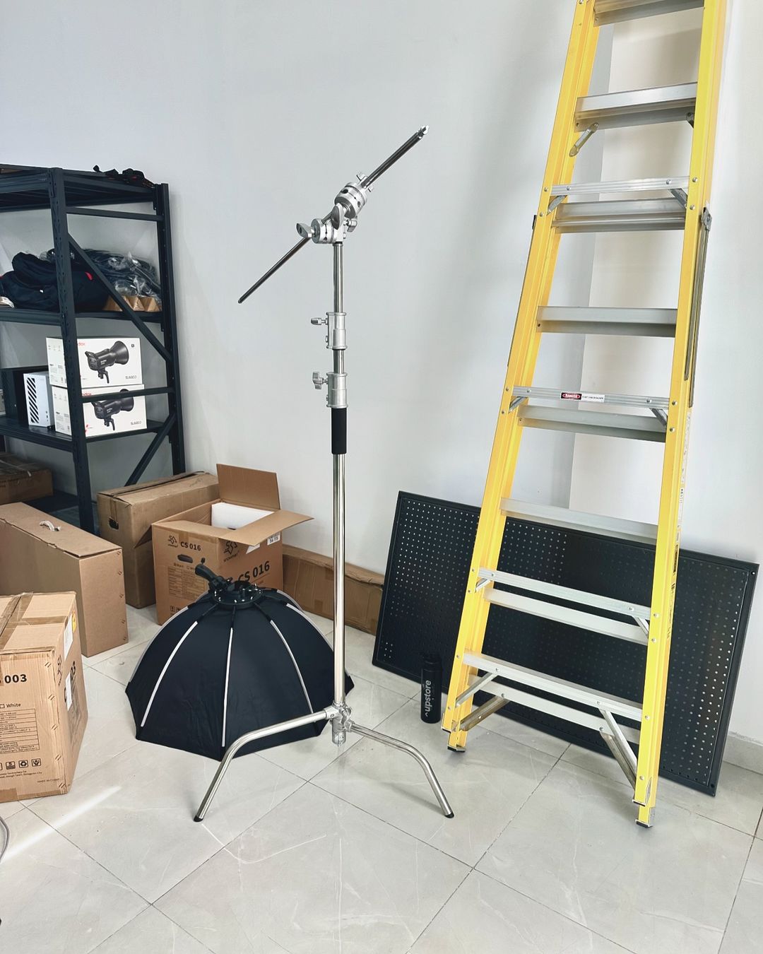 Takeer - 3.3M Heavy Duty C Stand for mounting strobe lights, reflectors, umbrellas, softboxes and other photographic equipment.

Price: 350,000/=

Call/What...