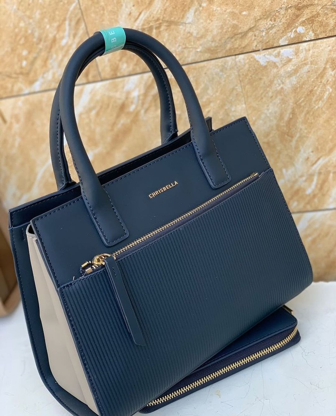 Takeer - Handbag nzuri sana 🔥😮‍💨
Size medium ina wallet 
Price 70,000