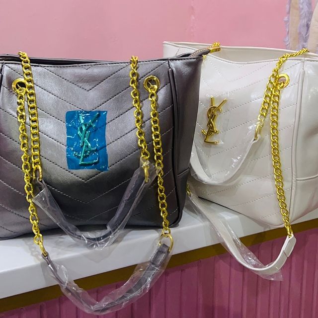 Takeer - Quality handbag space ya kutosha ndani😍
Size: Large
27,000/= jumla
30,000/= reja
Colours: White and Silver

Tupo Sinza kumekucha Pr Complex
Tunafa...