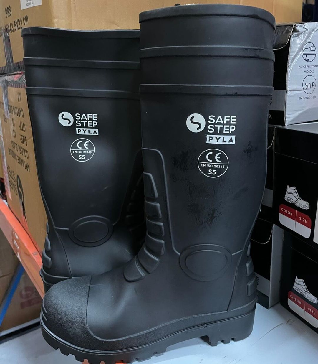 Takeer - Safety gumboot still now available in stock 🚸⛑️🚨
_____________________________
Coll us whatsApp☎️:____________________________