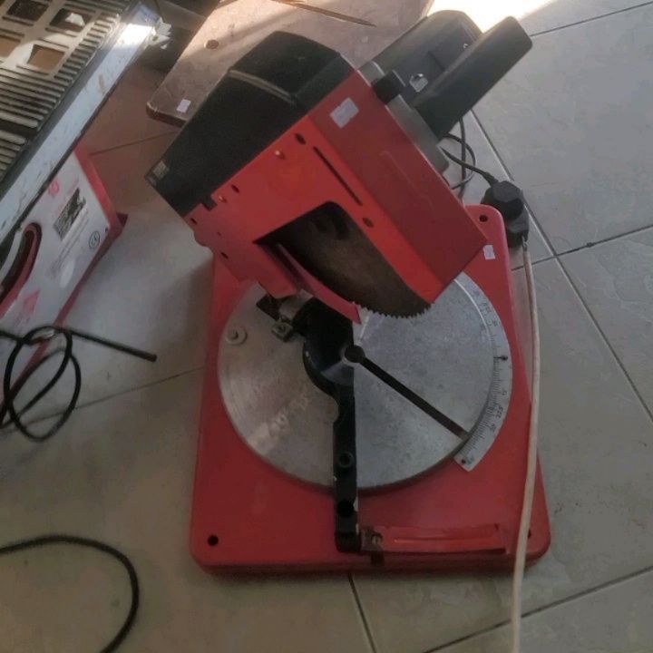 Takeer - STAYER Italy
Compound Mitre Saw 10"
1200W 3800RPM Disk 250mm, Inakata Mitre 45°
Inakuja na msumeno wa Mbao ila hata wa Alminium unafunga pia. Mashi...