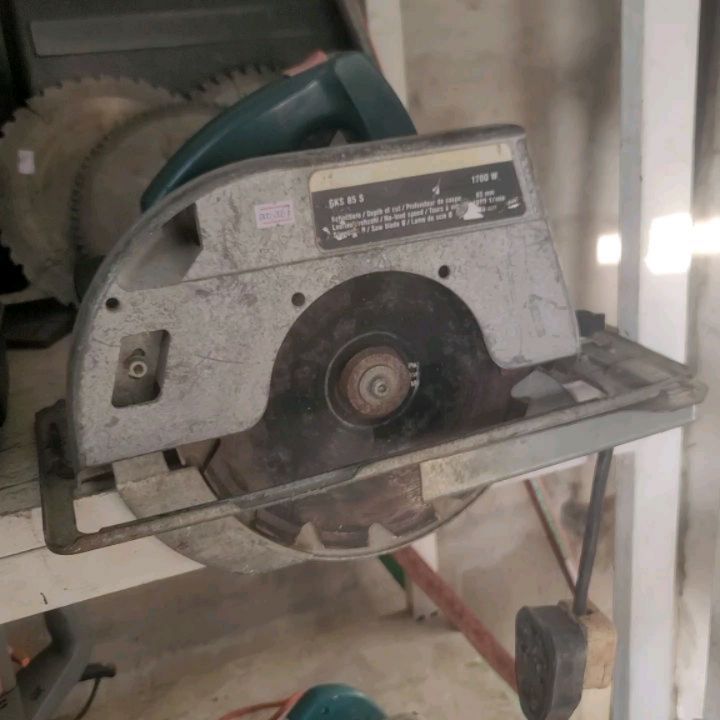 Takeer - Bosch Circular Saw 9"
1700W 4000RPM Inakata mpaka 85mm na Inalala Bevel 45°
Bei 200,000 
