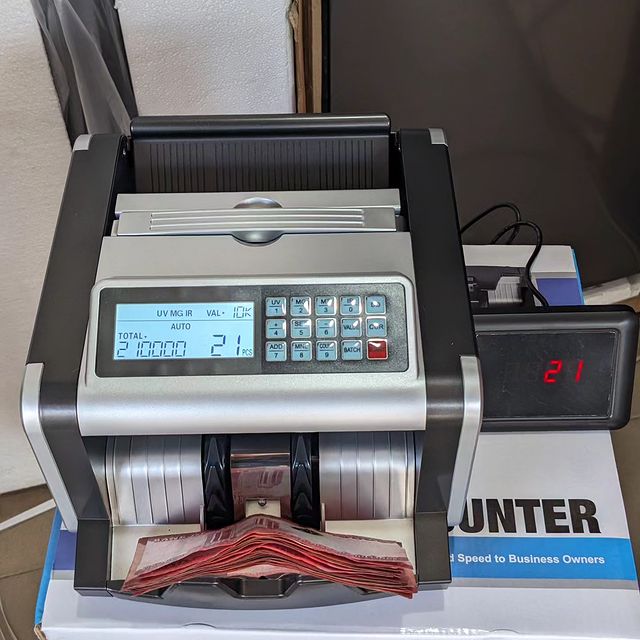 Takeer - Bill counter machine 

Bei 285,000 Tsh

Ina detect Note zilizochakaa na Fake.
Ina speed nzuri mno ambayo inakusaidia kuondoa folen ofisin kwako.
In...