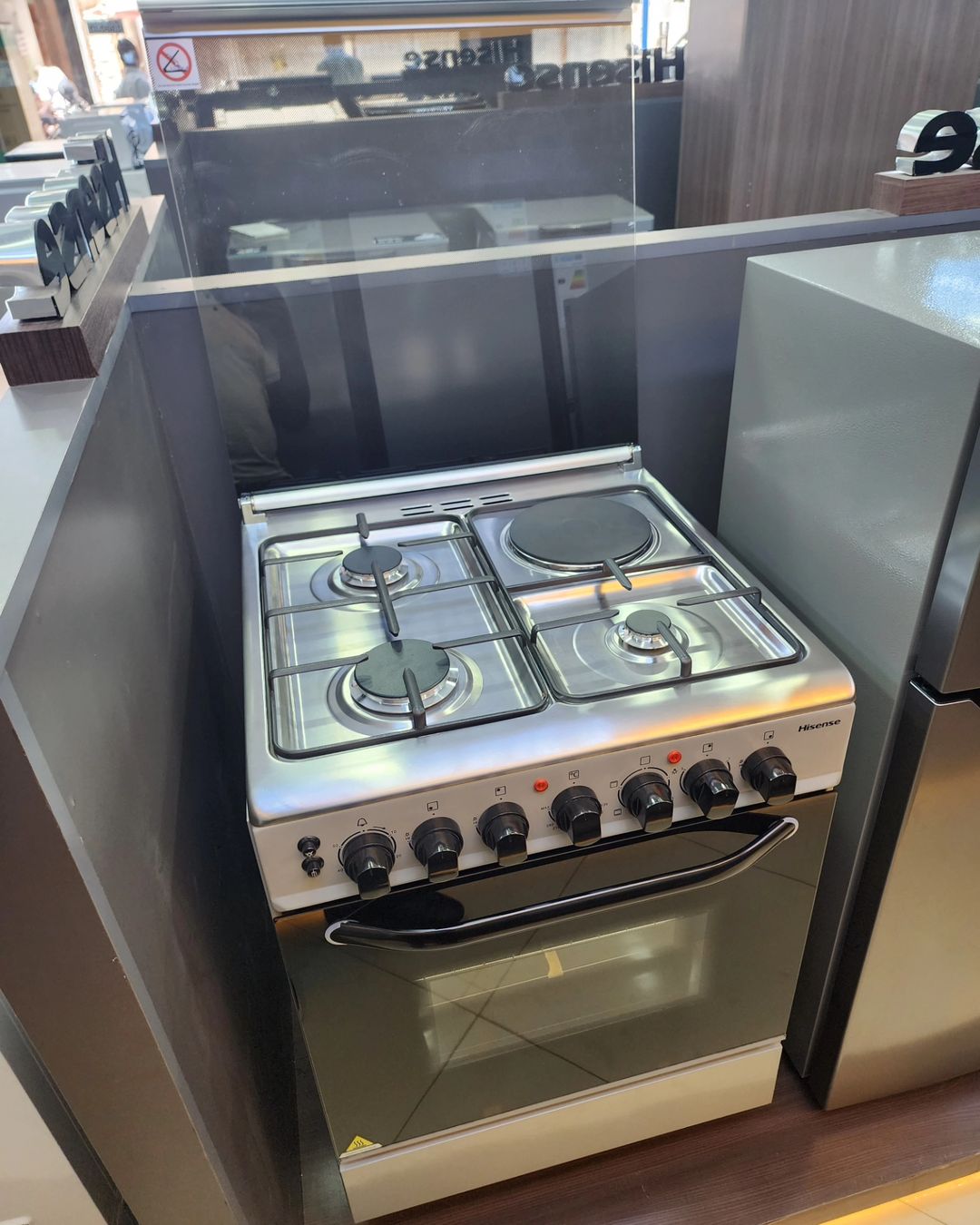 Takeer - Hisense Cooker 3 Gas + 1 Electric, wide Electric oven - HF631GEES Semi inox
Warranty: 24 months
BEI  1,050,000 

CALL OR WHATSAPP 

Key Features
🕹...