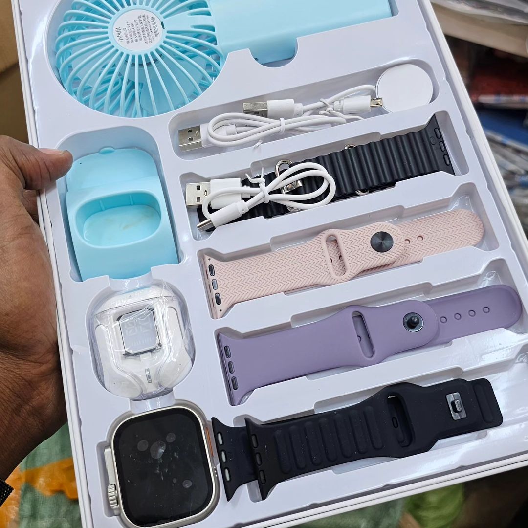 Takeer - D96 smart watch ⌚️ 
Inakuja na mikanda 4. Feni ndogo na earpods 

Ni wireless charge,  unaweza kuweka picha yako kwenye kioo cha saa 

Unaweza kupi...