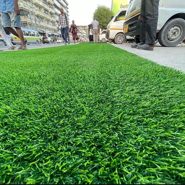 Takeer - QUALITY ARTIFICIAL GRASS CARPET 
Ni nyasi bandia nzuri sana inayotumika kuweka kwenye Garden, Dukani, Kumbi za starehe inaleta muonekano mzuri sana...