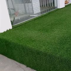 Takeer - QUALITY ARTIFICIAL GRASS CARPET 
Ni nyasi bandia nzuri sana inayotumika kuweka kwenye Garden, Dukani, Kumbi za starehe inaleta muonekano mzuri sana...